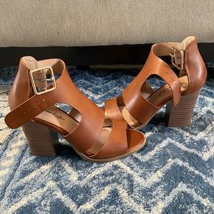 American eagle heels. Size 5. Worn once. Great condition.